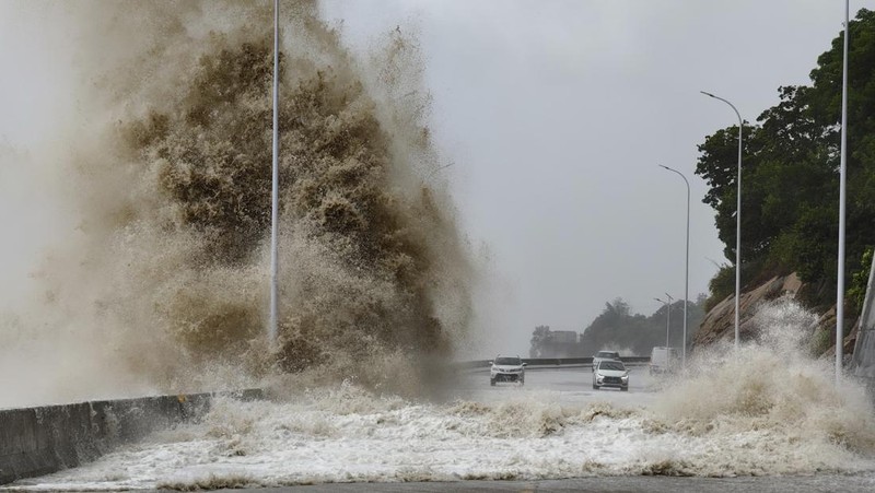 Las olas golpearon los refugios costeros después de que el tifón Gamey pasara por el norte de Taiwán el 25 de julio de 2024 en Yilan, Taiwán.  (REUTERS/Carlos García Rawlins)