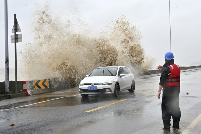 Ombak menghantam perlindungan pantai setelah Topan Gaemi melewati Taiwan utara di Yilan, Taiwan, 25 Juli 2024. Ombak menghantam perlindungan pantai setelah Topan Gaemi melewati Taiwan utara di Yilan, Taiwan, 25 Juli 2024. (REUTERS/Carlos Garcia Rawlins)