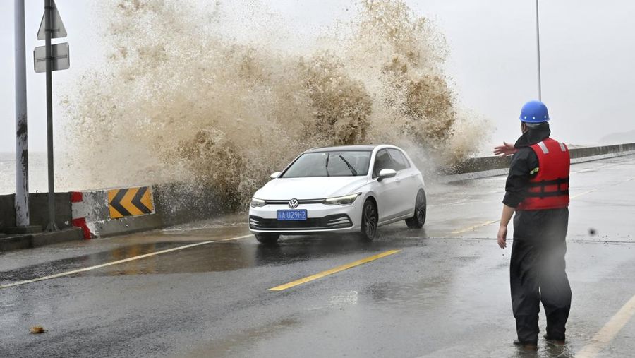 Dalam foto yang dirilis oleh Kantor Berita Xinhua ini, sebuah mobil melintas saat ombak menerjang pantai menjelang pendaratan Topan Gaemi di Kotapraja Sansha, Kabupaten Xiapu, Provinsi Fujian, Tiongkok tenggara, Kamis 25 Juli 2024. (Jiang Kehong/Xinhua via AP)