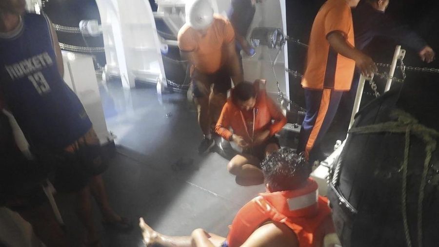Dalam foto yang disediakan oleh Penjaga Pantai Filipina ini, survei udara dilakukan oleh Komando Penerbangan Penjaga Pantai sebagai bagian dari operasi tanggap tumpahan minyak di Teluk Manila, Filipina, Kamis, 25 Juli 2024. Sebuah kapal tanker minyak Filipina tenggelam di Teluk Manila, Kamis dini hari setelah menghadapi ombak besar dan penjaga pantai kini tengah menilai kapal tersebut untuk mengetahui adanya kebocoran yang dapat menyebabkan tumpahan besar yang dapat mencapai ibu kota Manila, kata penjaga pantai Filipina. (Philippine Coast Guard via AP)