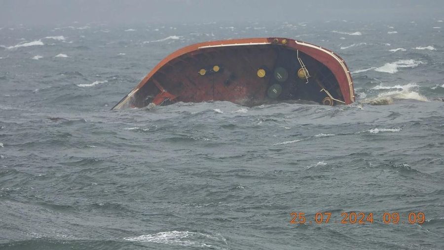 Dalam foto yang disediakan oleh Penjaga Pantai Filipina ini, kapal tanker motor berbendera Filipina Terra Nova tenggelam di Teluk Manila, Filipina, Kamis, 25 Juli 2024. Kapal tanker minyak tersebut tenggelam di Teluk Manila, Kamis dini hari setelah menghadapi ombak besar dan penjaga pantai kini tengah memeriksa kapal tersebut untuk mengetahui adanya kebocoran yang dapat menyebabkan tumpahan besar yang dapat mencapai ibu kota Manila, kata penjaga pantai Filipina. (Philippine Coast Guard via AP)