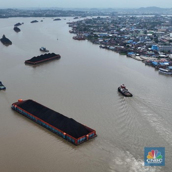 Potret 'Sesaknya' Jalur Utama Tongkang Batu Bara di Sungai Mahakam