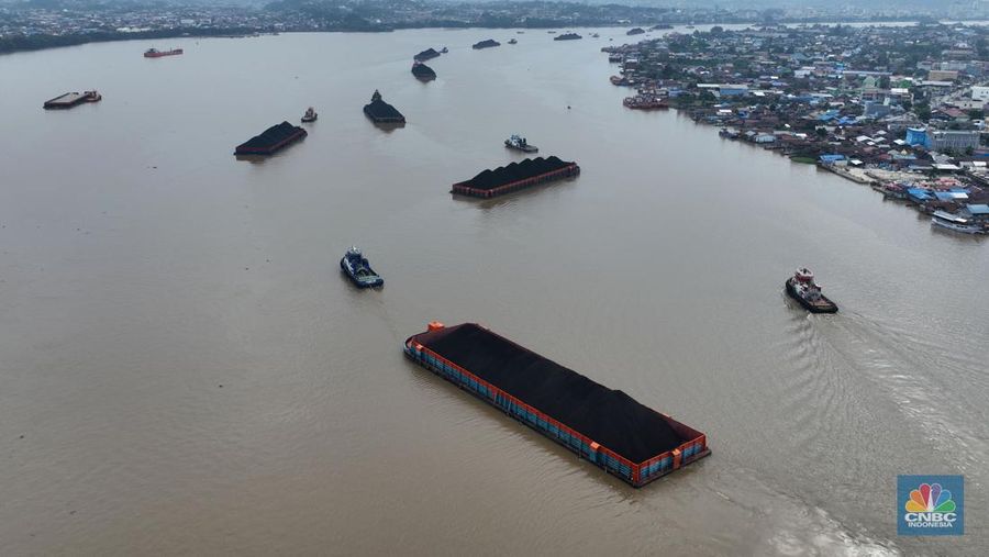 Foto udara menujukkan sejumlah perahu tongkang batu bara melintas di Sungai Mahakam, Kota Samarinda, Kalimantan Timur, Rabu (24/7/2024). Sungai Mahakam berfungsi sebagai jalur pengangkutan batu bara. Setiap hari di sungai ini dipadati tongkang yang membawa muatan batu bara. (CNBC Indonesia/Tri Susilo)