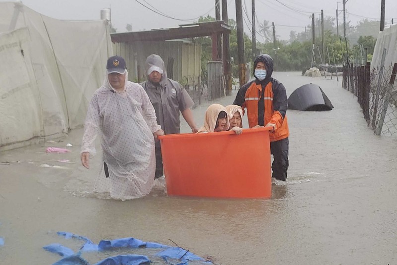 Ombak menghantam perlindungan pantai setelah Topan Gaemi melewati Taiwan utara di Yilan, Taiwan, 25 Juli 2024. Ombak menghantam perlindungan pantai setelah Topan Gaemi melewati Taiwan utara di Yilan, Taiwan, 25 Juli 2024. (REUTERS/Carlos Garcia Rawlins)