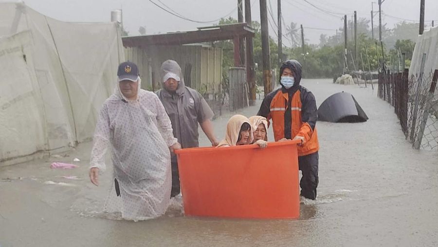 Ombak menghantam perlindungan pantai setelah Topan Gaemi melewati Taiwan utara di Yilan, Taiwan, 25 Juli 2024. (REUTERS/Carlos Garcia Rawlins)