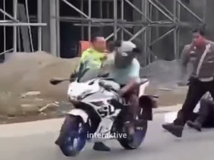 Detik-detik Kasatlantas Polres Berau Ditabrak Pemotor saat Operasi Patuh