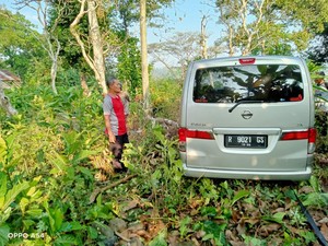 Geger Mobil Nyasar ke Tengah Makam di Sidabowa Banyumas