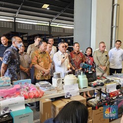Zulhas-Satgas Menggebrak, Sita Handphone-Pakaian Impor Ilegal Rp 40 M