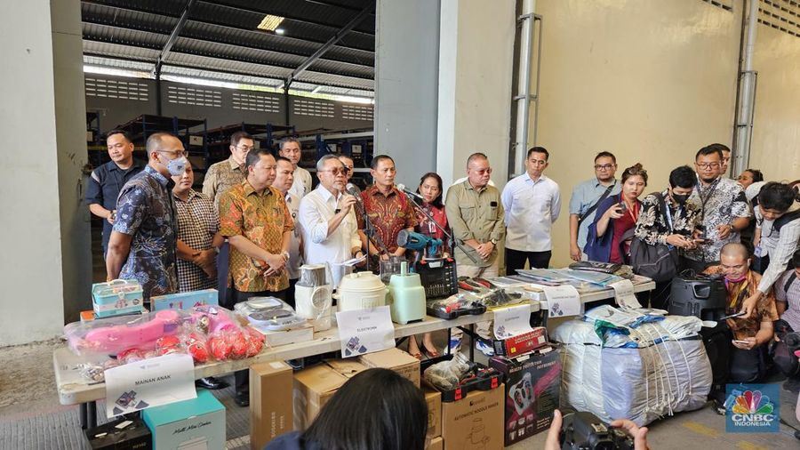 Menteri Perdagang Zulkifli Hasan (Zulhas) melakukan sidak terhadap barang impor ilegal di Kawasan Pergudangan di daerah Kapuk Kamal, Jakarta Utara, Jumat (26/7/2024). Ini merupakan hasil ekspose pertama yang dilakukan oleh Satuan Tugas Impor Ilegal yang baru dibentuk beberapa waktu lalu.  (վ/Emir Yanwardana)