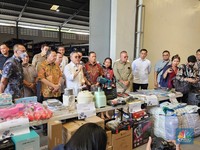 Zulhas-Satgas Menggebrak, Sita Handphone-Pakaian Impor Ilegal Rp 40 M