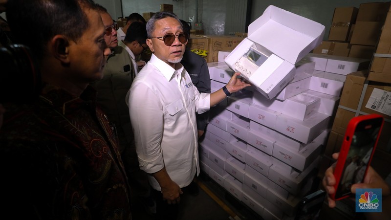 Menteri Perdagangan (Mendag) Zulkifli Hasan menunjukkan barang impor ilegal saat melakukan sidak di kawasan Pergudangan Kamal Muara, Penjaringan, Jakarta Utara, Jumat (26/7/2024). (CNBC Indonesia/Faisal Rahman) Menteri Perdagangan (Mendag) Zulkifli Hasan menunjukkan barang impor ilegal saat melakukan sidak di kawasan Pergudangan Kamal Muara, Penjaringan, Jakarta Utara, Jumat (26/7/2024). (CNBC Indonesia/Faisal Rahman)