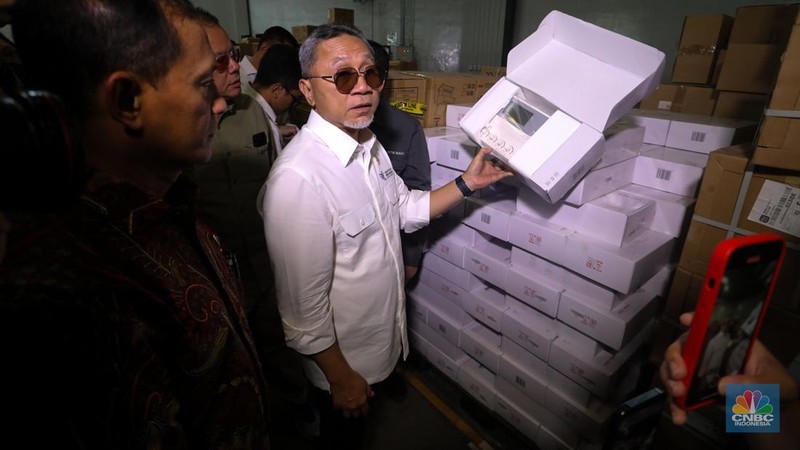 Menteri Perdagangan (Mendag) Zulkifli Hasan menunjukkan barang impor ilegal saat melakukan sidak di kawasan Pergudangan Kamal Muara, Penjaringan, Jakarta Utara, Jumat (26/7/2024). (վ/Faisal Rahman)