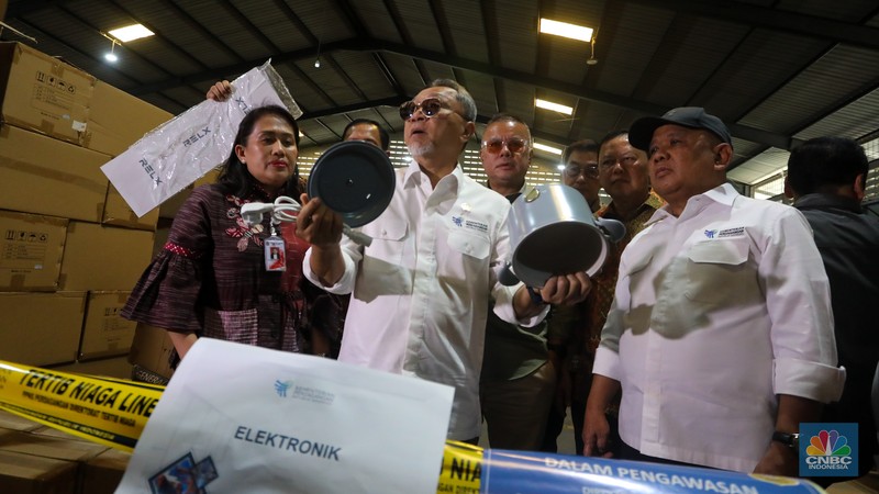 Menteri Perdagangan (Mendag) Zulkifli Hasan menunjukkan barang impor ilegal saat melakukan sidak di kawasan Pergudangan Kamal Muara, Penjaringan, Jakarta Utara, Jumat (26/7/2024). (CNBC Indonesia/Faisal Rahman) Menteri Perdagangan (Mendag) Zulkifli Hasan menunjukkan barang impor ilegal saat melakukan sidak di kawasan Pergudangan Kamal Muara, Penjaringan, Jakarta Utara, Jumat (26/7/2024). (CNBC Indonesia/Faisal Rahman)