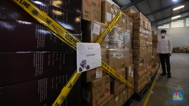 Menteri Perdagangan (Mendag) Zulkifli Hasan menunjukkan barang impor ilegal saat melakukan sidak di kawasan Pergudangan Kamal Muara, Penjaringan, Jakarta Utara, Jumat (26/7/2024). (վ/Faisal Rahman)