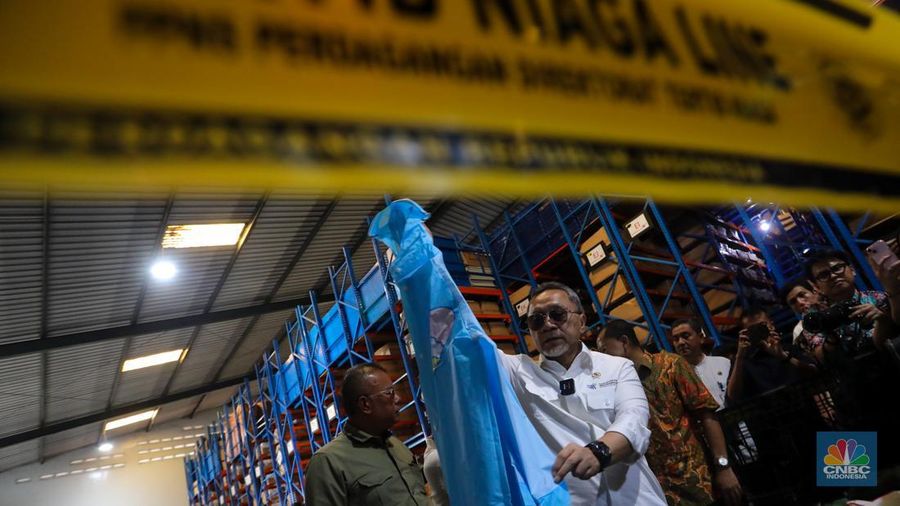 Menteri Perdagangan (Mendag) Zulkifli Hasan menunjukkan barang impor ilegal saat melakukan sidak di kawasan Pergudangan Kamal Muara, Penjaringan, Jakarta Utara, Jumat (26/7/2024). (վ/Faisal Rahman)