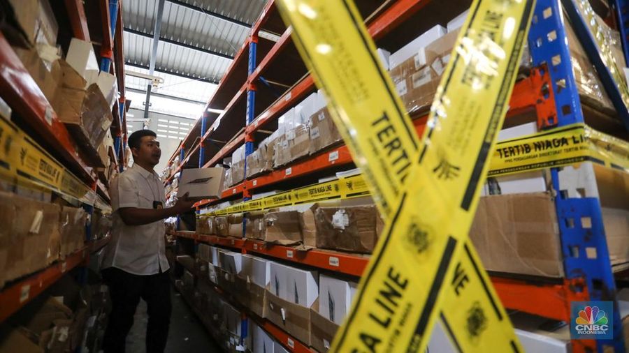 Menteri Perdagangan (Mendag) Zulkifli Hasan menunjukkan barang impor ilegal saat melakukan sidak di kawasan Pergudangan Kamal Muara, Penjaringan, Jakarta Utara, Jumat (26/7/2024). (վ/Faisal Rahman)