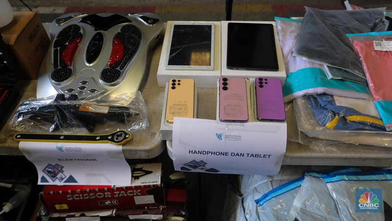 Menteri Perdagangan (Mendag) Zulkifli Hasan menunjukkan barang impor ilegal saat melakukan sidak di kawasan Pergudangan Kamal Muara, Penjaringan, Jakarta Utara, Jumat (26/7/2024). (վ/Faisal Rahman)