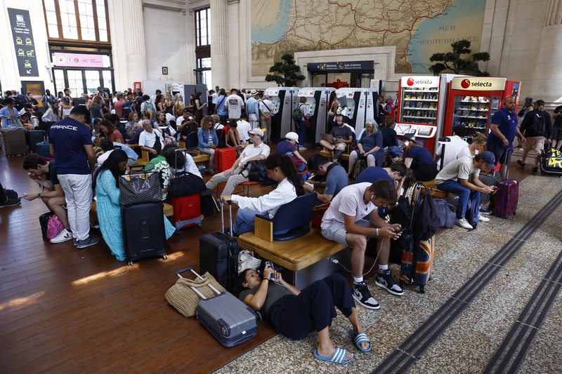 OLYMPICS-2024/RAILWAYS-VANDALISM Paris 2024 Olympics - Gare de Bordeaux Saint-Jean, Bordeaux, France - July 26, 2024. Passengers react inside Gare de Bordeaux Saint-Jean station after threats against France's high-speed TGV network, ahead of the Paris 2024 Olympics opening ceremony. REUTERS/Susana Vera