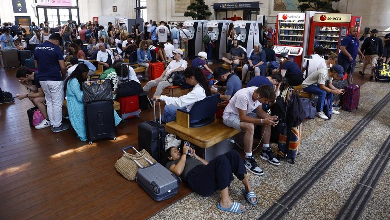 Paris 2024 Olympics - Gare de Bordeaux Saint-Jean, Bordeaux, France - July 26, 2024. Passengers react inside Gare de Bordeaux Saint-Jean station after threats against France's high-speed TGV network, ahead of the Paris 2024 Olympics opening ceremony. REUTERS/Susana Vera