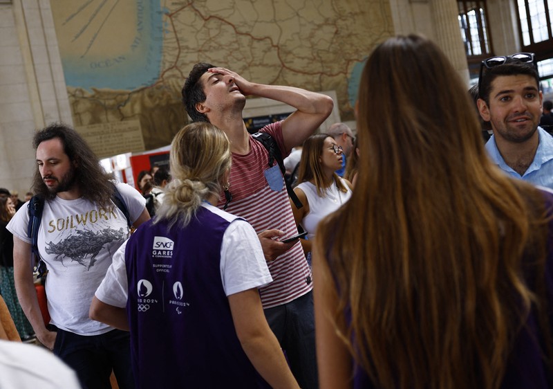 OLYMPICS-2024/RAILWAYS-VANDALISM Paris 2024 Olympics - Gare de Bordeaux Saint-Jean, Bordeaux, France - July 26, 2024. Passengers react inside Gare de Bordeaux Saint-Jean station after threats against France's high-speed TGV network, ahead of the Paris 2024 Olympics opening ceremony. REUTERS/Susana Vera