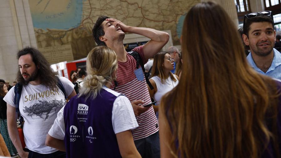 Paris 2024 Olympics - Gare de Bordeaux Saint-Jean, Bordeaux, France - July 26, 2024. Passengers react inside Gare de Bordeaux Saint-Jean station after threats against France's high-speed TGV network, ahead of the Paris 2024 Olympics opening ceremony. REUTERS/Susana Vera