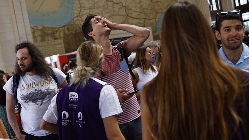 Paris 2024 Olympics - Gare de Bordeaux Saint-Jean, Bordeaux, France - July 26, 2024. Passengers react inside Gare de Bordeaux Saint-Jean station after threats against France's high-speed TGV network, ahead of the Paris 2024 Olympics opening ceremony. REUTERS/Susana Vera