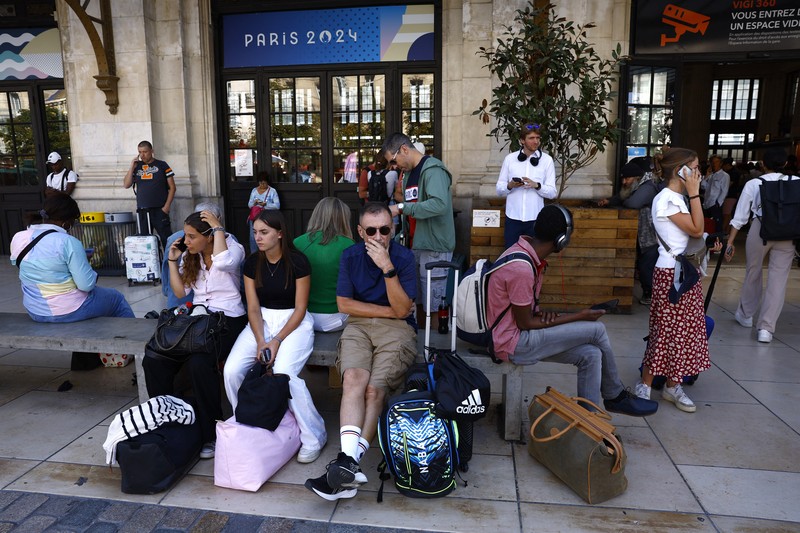 OLYMPICS-2024/RAILWAYS-VANDALISM Paris 2024 Olympics - Gare de Bordeaux Saint-Jean, Bordeaux, France - July 26, 2024. Passengers react inside Gare de Bordeaux Saint-Jean station after threats against France's high-speed TGV network, ahead of the Paris 2024 Olympics opening ceremony. REUTERS/Susana Vera