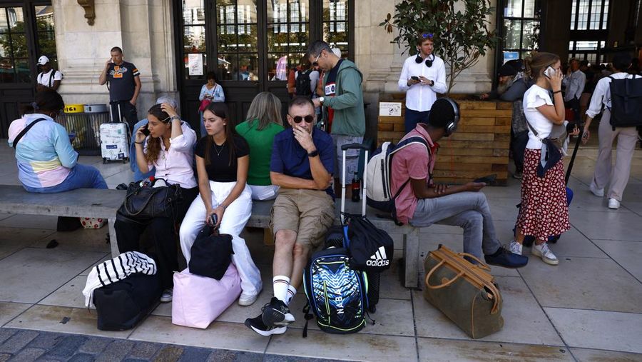Paris 2024 Olympics - Gare de Bordeaux Saint-Jean, Bordeaux, France - July 26, 2024. Passengers react inside Gare de Bordeaux Saint-Jean station after threats against France's high-speed TGV network, ahead of the Paris 2024 Olympics opening ceremony. REUTERS/Susana Vera