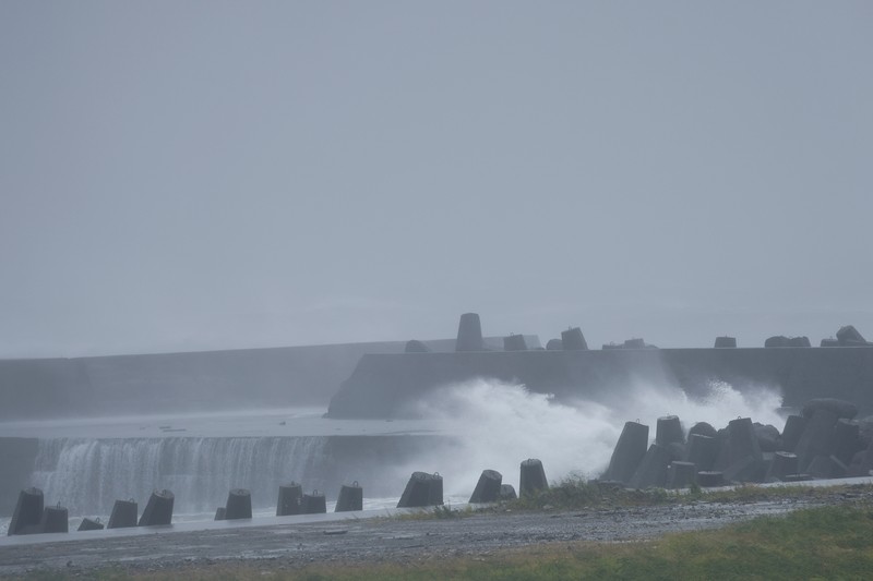 Ombak menghantam perlindungan pantai setelah Topan Gaemi melewati Taiwan utara di Yilan, Taiwan, 25 Juli 2024. (REUTERS/Carlos Garcia Rawlins)