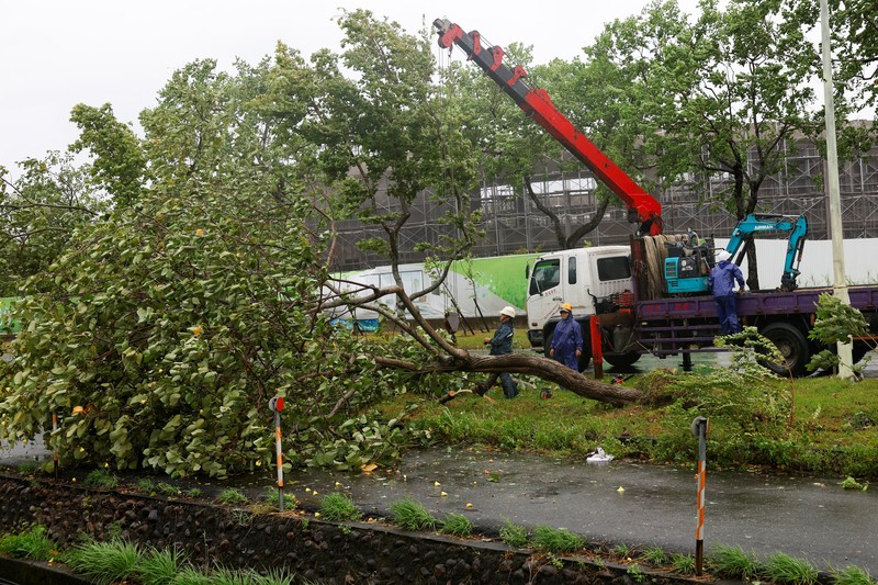 Ombak menghantam perlindungan pantai setelah Topan Gaemi melewati Taiwan utara di Yilan, Taiwan, 25 Juli 2024. Ombak menghantam perlindungan pantai setelah Topan Gaemi melewati Taiwan utara di Yilan, Taiwan, 25 Juli 2024. (REUTERS/Carlos Garcia Rawlins)