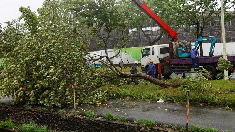 Las olas golpearon los refugios costeros después de que el tifón Gamey pasara por el norte de Taiwán el 25 de julio de 2024 en Yilan, Taiwán.  (REUTERS/Carlos García Rawlins)