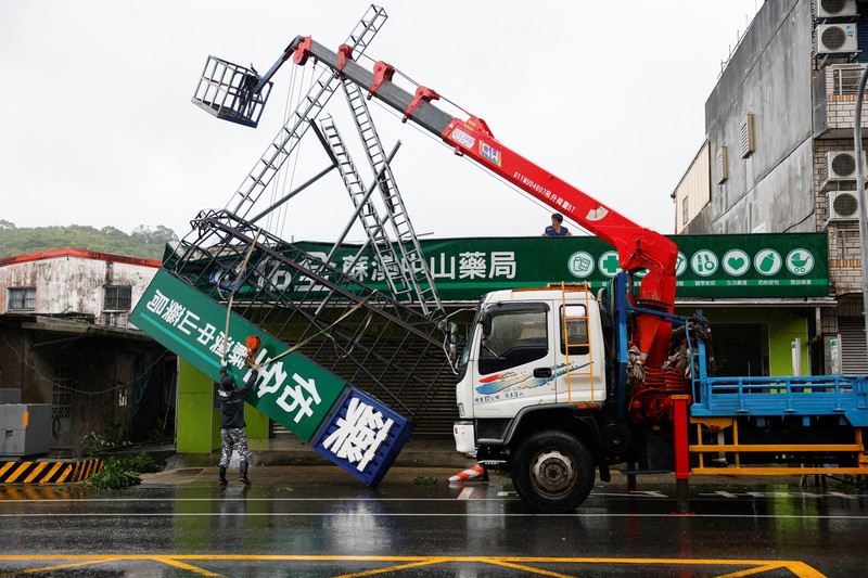 Ombak menghantam perlindungan pantai setelah Topan Gaemi melewati Taiwan utara di Yilan, Taiwan, 25 Juli 2024. Ombak menghantam perlindungan pantai setelah Topan Gaemi melewati Taiwan utara di Yilan, Taiwan, 25 Juli 2024. (REUTERS/Carlos Garcia Rawlins)