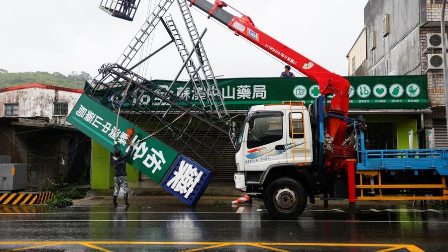 Ombak menghantam perlindungan pantai setelah Topan Gaemi melewati Taiwan utara di Yilan, Taiwan, 25 Juli 2024. (REUTERS/Carlos Garcia Rawlins)