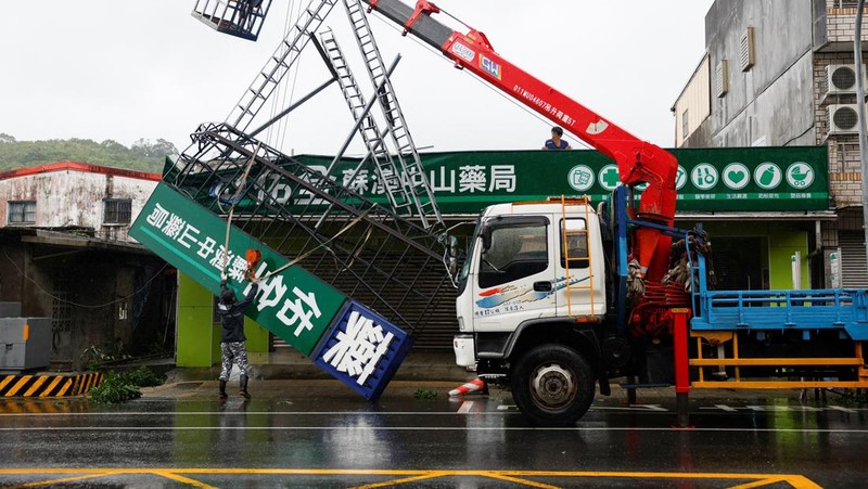 Las olas golpearon los refugios costeros después de que el tifón Gamey pasara por el norte de Taiwán el 25 de julio de 2024 en Yilan, Taiwán.  (REUTERS/Carlos García Rawlins)