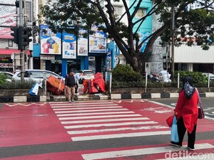 Warga Tetap Melintas di Pelican Crossing SDN Pocin 1 Depok: JPO Kejauhan