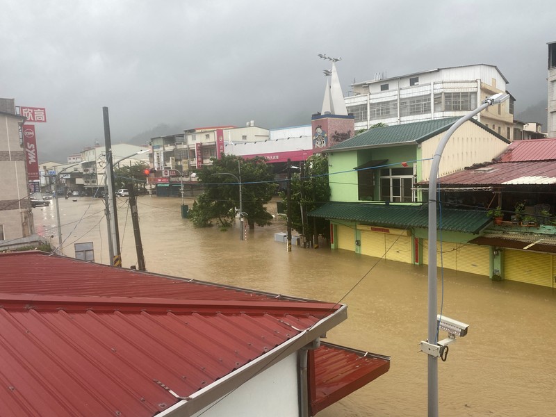 Ombak menghantam perlindungan pantai setelah Topan Gaemi melewati Taiwan utara di Yilan, Taiwan, 25 Juli 2024. Ombak menghantam perlindungan pantai setelah Topan Gaemi melewati Taiwan utara di Yilan, Taiwan, 25 Juli 2024. (REUTERS/Carlos Garcia Rawlins)