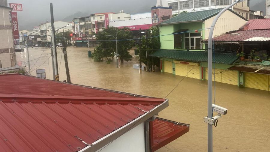 Ombak menghantam perlindungan pantai setelah Topan Gaemi melewati Taiwan utara di Yilan, Taiwan, 25 Juli 2024. (REUTERS/Carlos Garcia Rawlins)