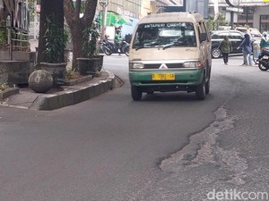Lubang di Jalan Purnawarman Bandung yang Dikeluhkan Pengendara