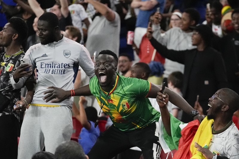 Penonton memegang bendera Palestina saat menonton pertandingan grup D putra antara Israel dan Mali di Parc des Princes selama Olimpiade Musim Panas 2024, Rabu, 24 Juli 2024, di Paris, Prancis. Penonton memegang bendera Palestina saat menonton pertandingan grup D putra antara Israel dan Mali di Parc des Princes selama Olimpiade Musim Panas 2024, Rabu, 24 Juli 2024, di Paris, Prancis. (AP Photo/Aurelien Morissard)