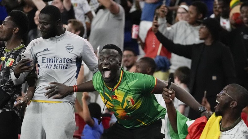 Penonton memegang bendera Palestina saat menonton pertandingan grup D putra antara Israel dan Mali di Parc des Princes selama Olimpiade Musim Panas 2024, Rabu, 24 Juli 2024, di Paris, Prancis. (AP Photo/Aurelien Morissard)