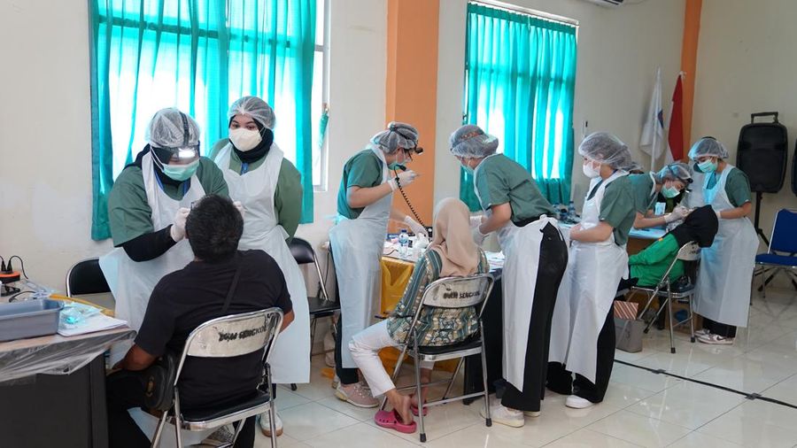 Pengobatan gigi gratis oleh Departemen Konservasi Gigi FKG UI di Lombok Tengah.