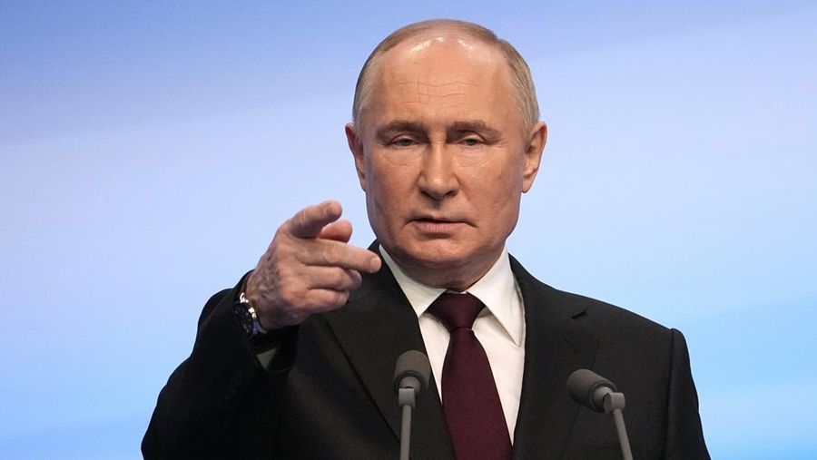 Presiden Rusia Vladimir Putin berbicara saat mengunjungi markas kampanyenya setelah pemilihan presiden di Moskow, Senin pagi, 18 Maret 2024. (AP Photo/Alexander Zemlianichenko)
