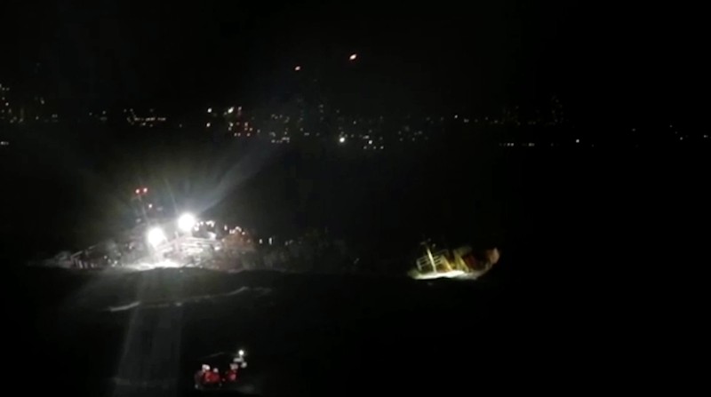 Dalam foto yang disediakan oleh Penjaga Pantai Filipina ini, survei udara dilakukan oleh Komando Penerbangan Penjaga Pantai sebagai bagian dari operasi tanggap tumpahan minyak di Teluk Manila, Filipina, Kamis, 25 Juli 2024. Sebuah kapal tanker minyak Filipina tenggelam di Teluk Manila, Kamis dini hari setelah menghadapi ombak besar dan penjaga pantai kini tengah menilai kapal tersebut untuk mengetahui adanya kebocoran yang dapat menyebabkan tumpahan besar yang dapat mencapai ibu kota Manila, kata penjaga pantai Filipina. (Philippine Coast Guard via AP)