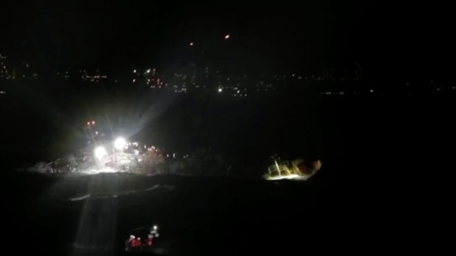 Dalam foto yang disediakan oleh Penjaga Pantai Filipina ini, survei udara dilakukan oleh Komando Penerbangan Penjaga Pantai sebagai bagian dari operasi tanggap tumpahan minyak di Teluk Manila, Filipina, Kamis, 25 Juli 2024. Sebuah kapal tanker minyak Filipina tenggelam di Teluk Manila, Kamis dini hari setelah menghadapi ombak besar dan penjaga pantai kini tengah menilai kapal tersebut untuk mengetahui adanya kebocoran yang dapat menyebabkan tumpahan besar yang dapat mencapai ibu kota Manila, kata penjaga pantai Filipina. (Philippine Coast Guard via AP)