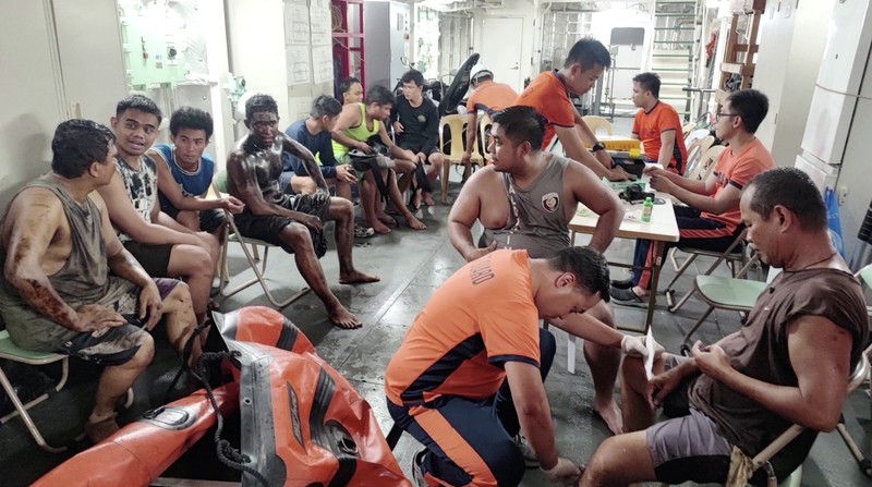 Dalam foto yang disediakan oleh Penjaga Pantai Filipina ini, survei udara dilakukan oleh Komando Penerbangan Penjaga Pantai sebagai bagian dari operasi tanggap tumpahan minyak di Teluk Manila, Filipina, Kamis, 25 Juli 2024. Dalam foto yang disediakan oleh Penjaga Pantai Filipina ini, survei udara dilakukan oleh Komando Penerbangan Penjaga Pantai sebagai bagian dari operasi tanggap tumpahan minyak di Teluk Manila, Filipina, Kamis, 25 Juli 2024. Sebuah kapal tanker minyak Filipina tenggelam di Teluk Manila, Kamis dini hari setelah menghadapi ombak besar dan penjaga pantai kini tengah menilai kapal tersebut untuk mengetahui adanya kebocoran yang dapat menyebabkan tumpahan besar yang dapat mencapai ibu kota Manila, kata penjaga pantai Filipina. (Philippine Coast Guard via AP)