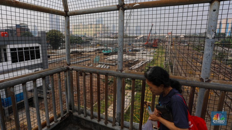 Sejumlah pekerja beraktivitas di proyek pembangunan Stasiun Baru Tanah Abang, Jakarta, Jumat (26/7/2024). (CNBC Indonesia/Faisal Rahman)