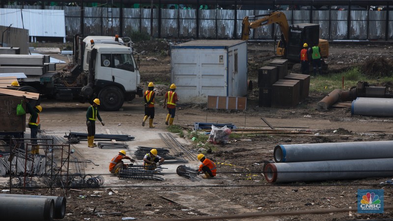 Sejumlah pekerja beraktivitas di proyek pembangunan Stasiun Baru Tanah Abang, Jakarta, Jumat (26/7/2024). (CNBC Indonesia/Faisal Rahman)