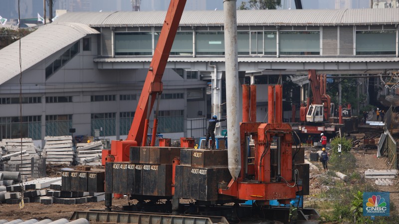 Sejumlah pekerja beraktivitas di proyek pembangunan Stasiun Baru Tanah Abang, Jakarta, Jumat (26/7/2024). (CNBC Indonesia/Faisal Rahman)