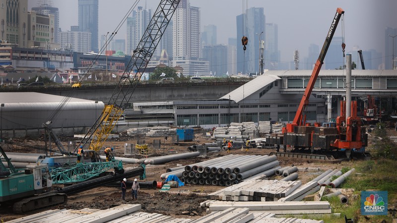 Sejumlah pekerja beraktivitas di proyek pembangunan Stasiun Baru Tanah Abang, Jakarta, Jumat (26/7/2024). (CNBC Indonesia/Faisal Rahman)