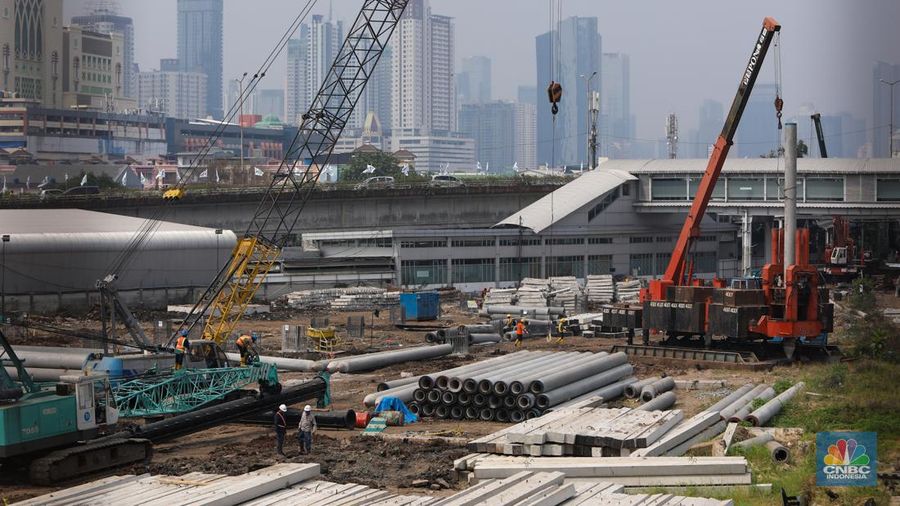 Sejumlah pekerja beraktivitas di proyek pembangunan Stasiun Baru Tanah Abang, Jakarta, Jumat (26/7/2024). (CNBC Indonesia/Faisal Rahman)